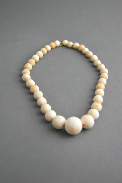 null COLLIER de 36 perles de corail blanc en chute (9 à 19mm), long : 42 cm