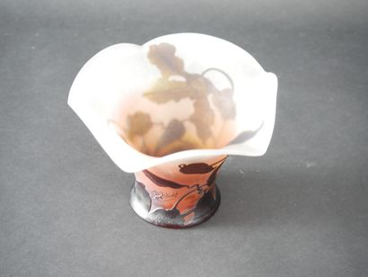 null GALLE, Vase de forme tulipe en verre multicouche dégagé à l'acide en camaïeu...