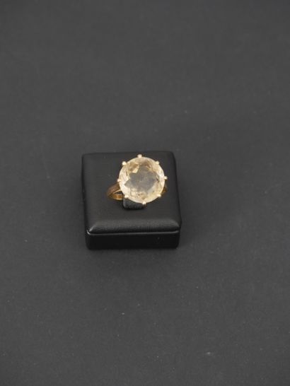 null BAGUE en or jaune 18K sertie d'un quartz fumé rond (15x7,8mm). PB : 6,1 g. TDD...