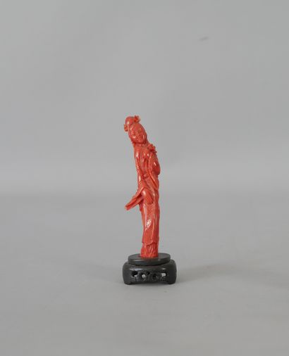 null CHINA, circa 1900. Statuette in red coral representing an elegant woman. Height...
