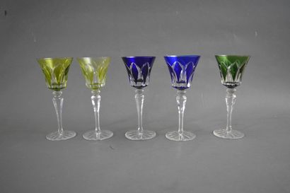 null 
SAINT-LOUIS. Ensemble de cinq verres à pied de couleurs bleu, vert et jaune....