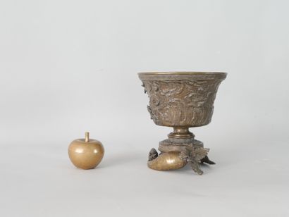 null JAPAN, early 20th century. Pair of incense burners in the form of cups decorated...