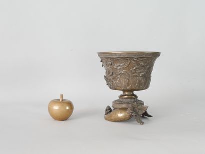 null JAPAN, early 20th century. Pair of incense burners in the form of cups decorated...