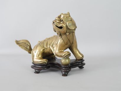 null CHINA, modern. Perfume burner representing a dog of Fô. Gilded bronze. Height...