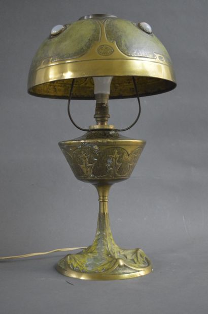 null 
Georges LELEU (1883-1961) Lampe de table en bronze et laiton ciselé à décor...