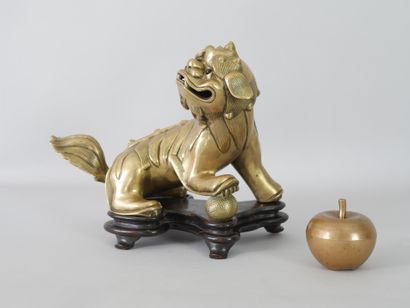 null CHINA, modern. Perfume burner representing a dog of Fô. Gilded bronze. Height...