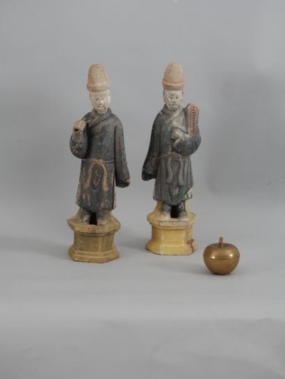 null CHINE, Mingqi dans le style Tang. Deux statuettes de serviteurs à têtes amovibles....