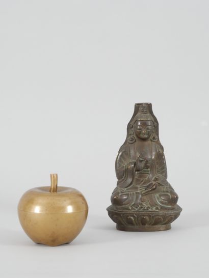 null CHINE, Epoque Minguo (1912-1949) Statuette de Bodhisattva (Guan Yin) assis sur...