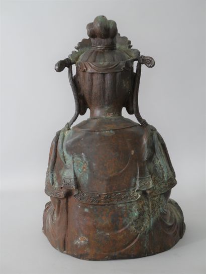null CHINE, XIXe siècle. Sculpture en ronde bosse du bodhisattva Guanyin assis. Bronze....