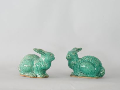 null CHINE, moderne siècle. Deux lapins en porcelaine émaillée vert. Haut.: 15,5...