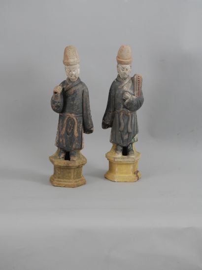 null CHINA, Mingqi in the Tang style. Two statuettes of servants with removable heads....