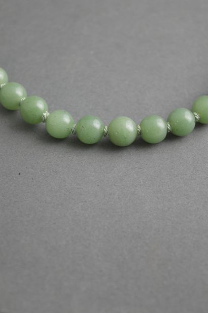 null LOT composé d’un collier de 63 perles de jade vert en choker (9mm), fermoir...