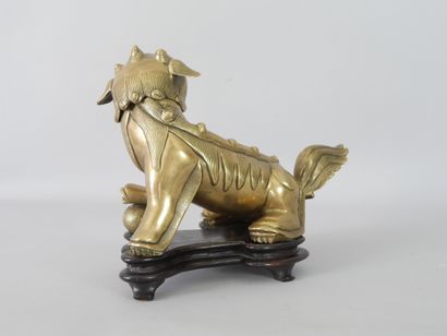 null CHINE, moderne. Brûle-parfum figurant un chien de Fô. Bronze doré. Haut. : 21...