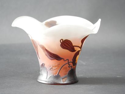 null GALLE, Vase of form tulip out of multi-layer glass released with the acid in...