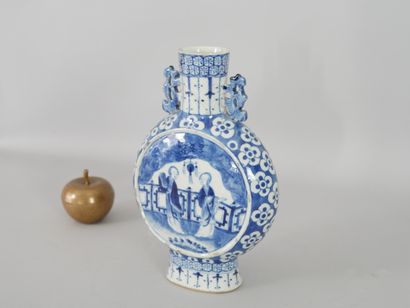 null CHINA, 19th century. Gourd decorated with two scholars in front of a balustrade....