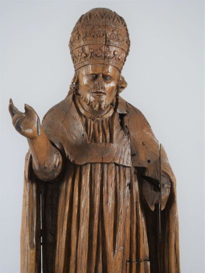 null SCULPTURE in carved oak representing a Pope wearing a tiara, making a

gesture...