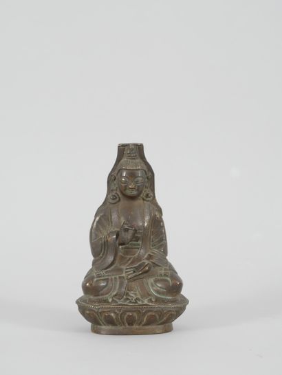 null CHINE, Epoque Minguo (1912-1949) Statuette de Bodhisattva (Guan Yin) assis sur...
