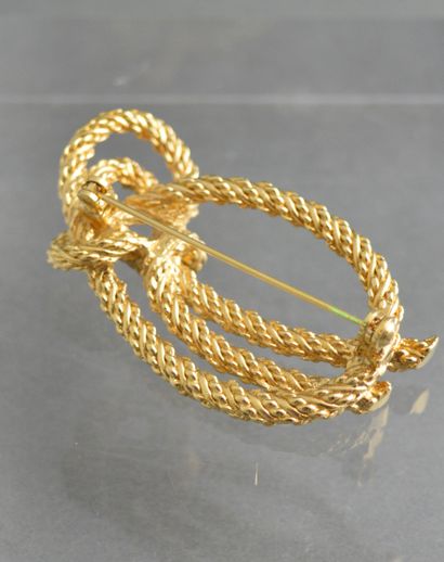 null MAISON DIOR. Broche nœud imitant la corde en métal doré. H : 5 cm.