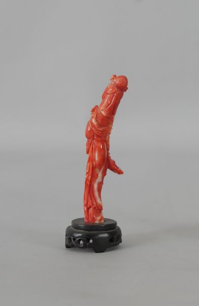 null CHINE, circa 1900. Statuette en corail rouge représentant une élégante. Hauteur...