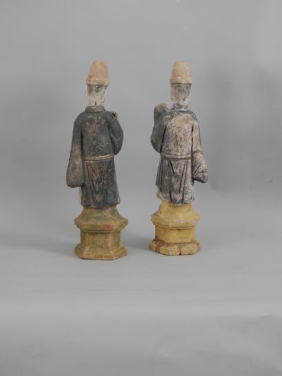null CHINA, Mingqi in the Tang style. Two statuettes of servants with removable heads....