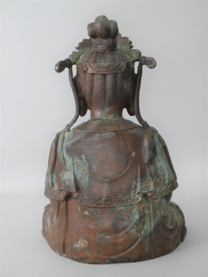 null CHINE, XIXe siècle. Sculpture en ronde bosse du bodhisattva Guanyin assis. Bronze....