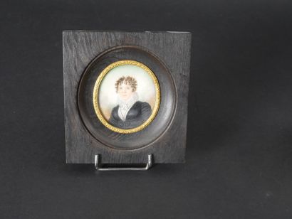 null French school around 1830. Portrait of a lady of quality, in black dress and...