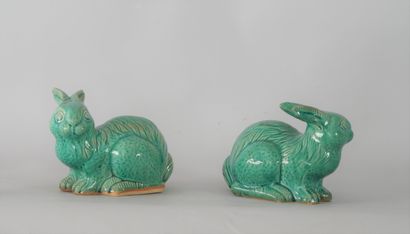 null CHINE, moderne siècle. Deux lapins en porcelaine émaillée vert. Haut.: 15,5...