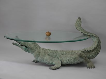 null Importante TABLE basse Crocodile en bronze à patine verte claire, dessus épais...