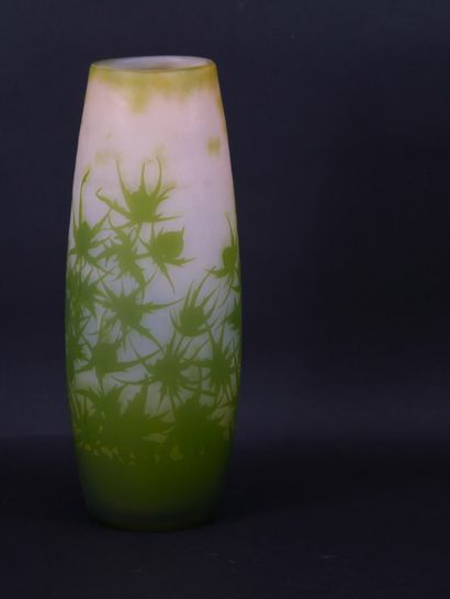 null Veuve GALLE, Vase de forme rouleau en verre muticouche dégagé à l'acide à décor...