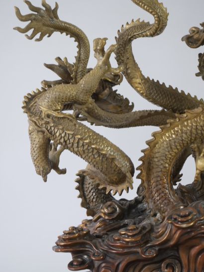 null JAPAN, modern work. Group in the round representing two dragons 

dragons confronting...