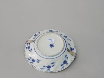 null CHINE, XVIIe siècle. Coupelle en porcelaine émaillée blanc bleu à décor de fleurs...