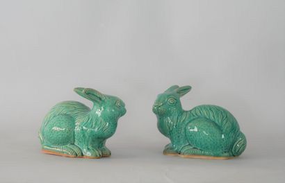 null CHINE, moderne siècle. Deux lapins en porcelaine émaillée vert. Haut.: 15,5...