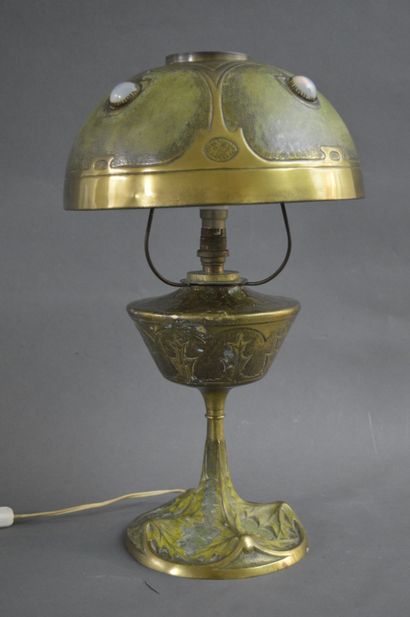 null 
Georges LELEU (1883-1961) Lampe de table en bronze et laiton ciselé à décor...