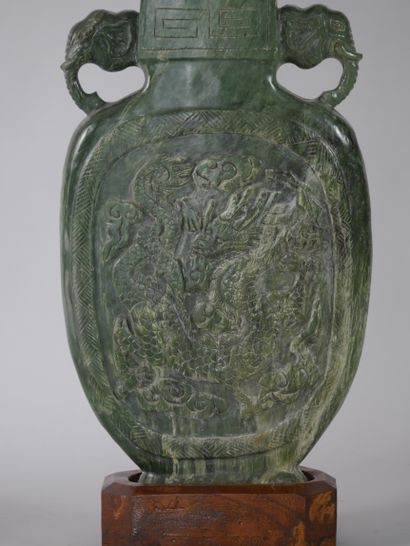 null CHINE, XXe siècle. Vase couvert à panse plate décoré de dragons dans des médaillons,...