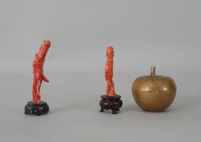 null CHINA, circa 1900. Statuette in red coral representing an elegant woman. Height...