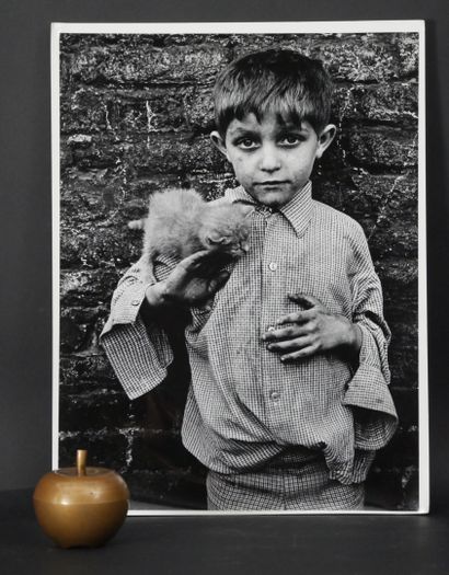 null Julien VANNIEUWLANDT (1928-2020) "L'enfant et le chat" Tirage argentique noir...