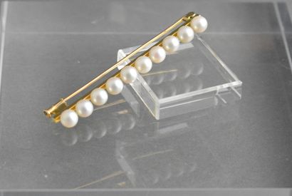 null BROCHE ligne en or jaune 18K à décor de 10 perles (5,5mm). Long : 6cm, Poids...