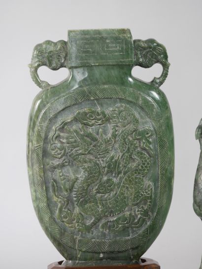 null CHINE, XXe siècle. Vase couvert à panse plate décoré de dragons dans des médaillons,...