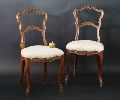 null Pair of chairs of rocaille style in carved wood decorated with shells and stylized...