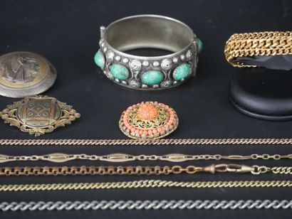 null Lot de bijoux fantaisie comprenant un bracelet en métal doré à triple maille...