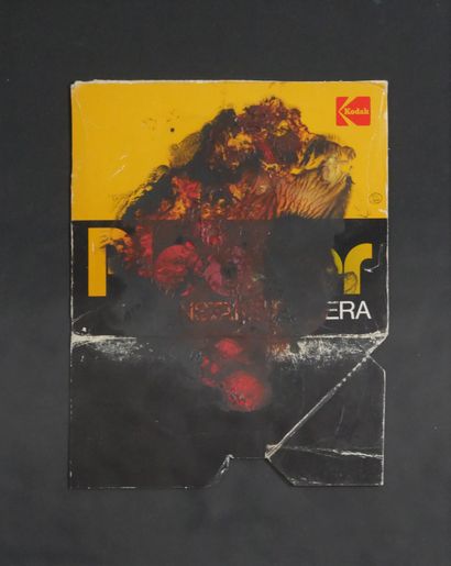 null DORA MAAR (1907-1997). Emballage d’appareil photo KODAK . Huile sur carton....