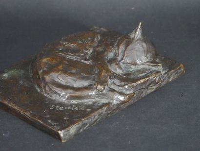 null STEINLEN Théophile-Alexandre (1859-1923). Chat couché. Sculpture en bronze à...