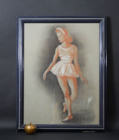 null The Dancer. PASTEL, signed lower right. at sight : 63,5 x 47,5 cm.