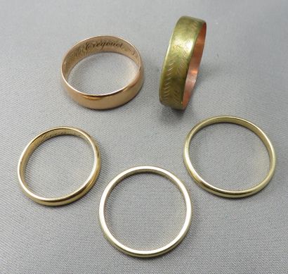null Lot of 4 wedding rings in gold 750°/00. 
a golden metal wedding ring is joined.
...