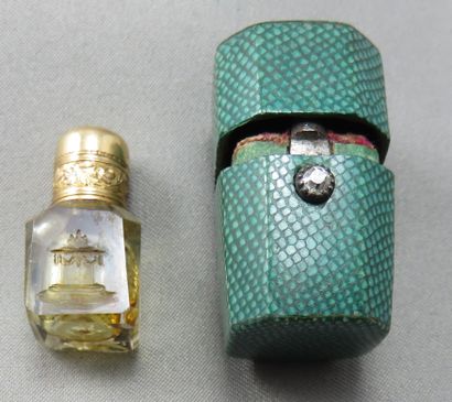 null Charming miniature Salt Bottle in its green shagreen box, 
 the clasp enriched...