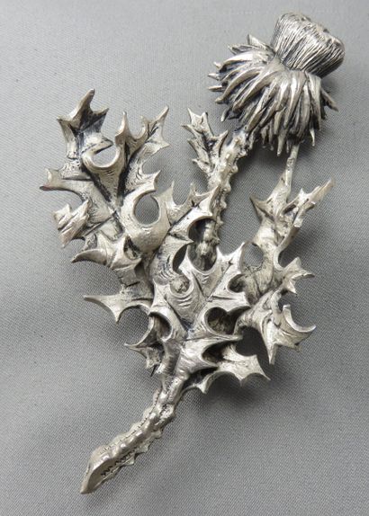 null Brooch in silver 800°/00 guilloche and cut out, stylizing a thistle in flower,...