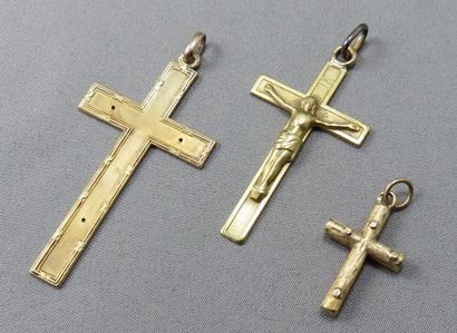 null Lot of 3 Cross pendants in gold 750°/00.
Total weight: 6,7 g. (in the state,...