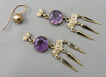 null Earrings in gold 750°/00, enriched with half pearls and a round faceted amethyst,...