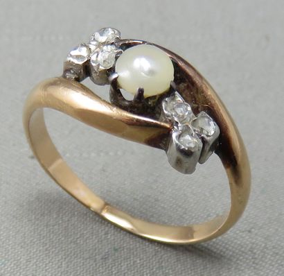 null Ring in gold 750°/00 and platinum, with two strands, the center adorned with...