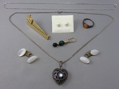 null Lot composed of
 an ear pendant in gold 750°/00, onyx and green agate, 
 a silver...